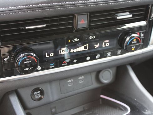 Used 2025 Nissan Rogue SL w/ SL Premium Package image 24