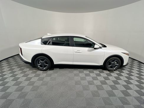 New 2025 Kia K4 LXS image 2