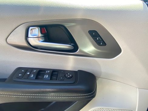 Used 2022 Chrysler Pacifica Touring-L AWD/4WD image 13
