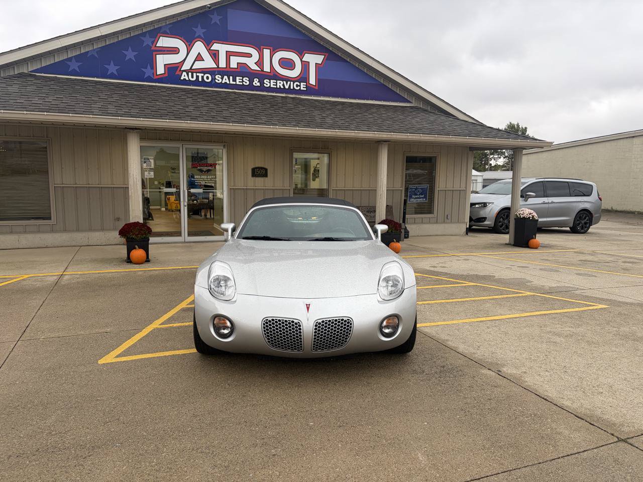 Used 2006 Pontiac Solstice Convertible w/ Power Package RWD image 2