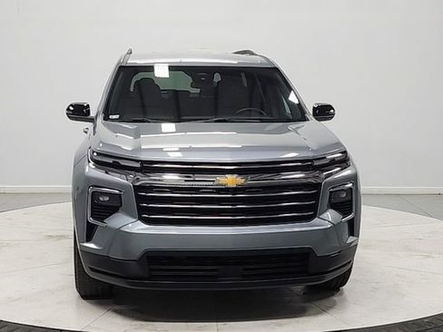 Used 2025 Chevrolet Traverse LT FWD image 2