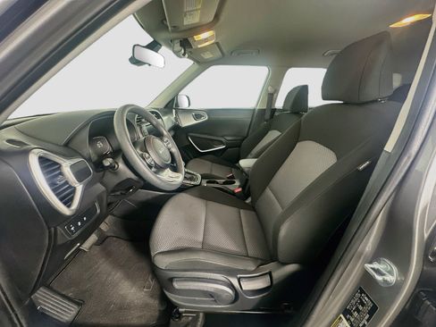 Used 2025 Kia Soul LX w/ LX Technology Package FWD image 13