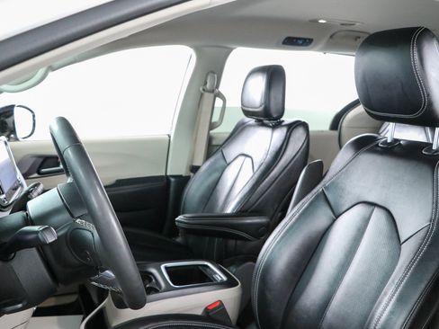 Used 2024 Chrysler Pacifica Touring-L FWD image 22