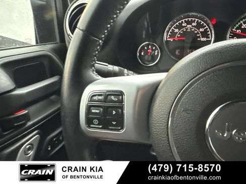 Used 2015 Jeep Wrangler Unlimited Rubicon AWD/4WD image 17