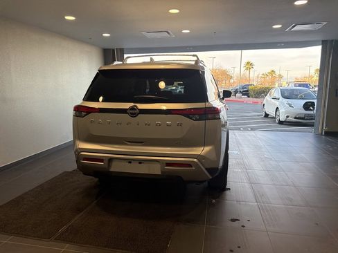 Used 2024 Nissan Pathfinder SL image 9