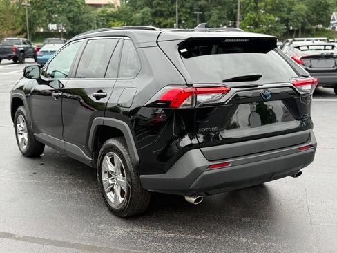 Certified 2022 Toyota RAV4 XLE w/ XLE Grade Weather Package AWD/4WD image 5