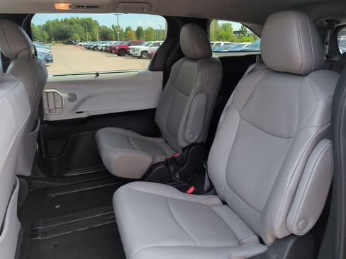 Used 2025 Toyota Sienna XLE FWD image 14