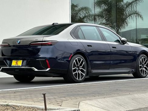 Used 2023 BMW i7 xDrive60 AWD/4WD image 3