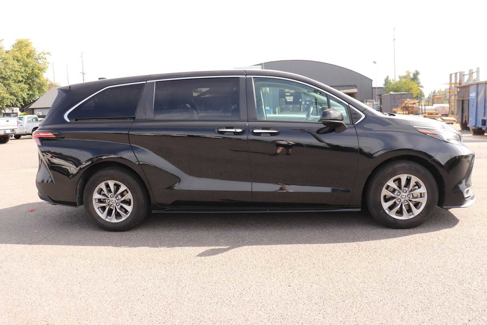 Used 2022 Toyota Sienna XLE FWD image 4