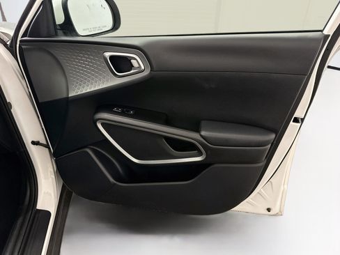 Used 2025 Kia Soul LX w/ LX Technology Package FWD image 32