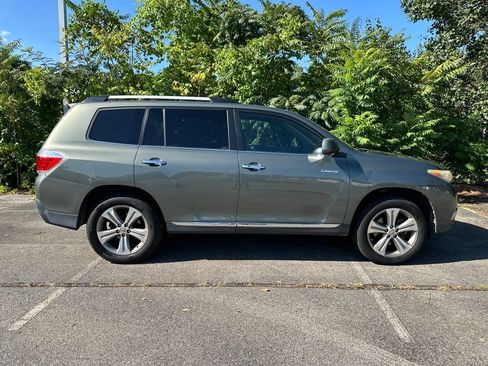 Used 2011 Toyota Highlander Limited w/ Tow Pkg FWD image 2