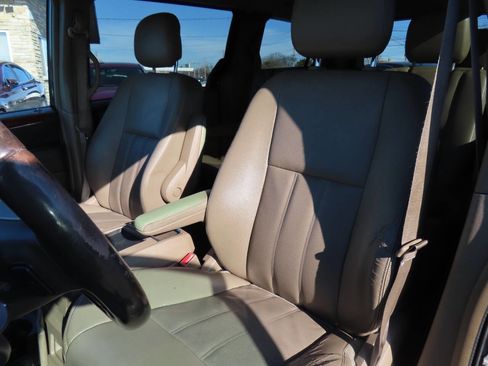 Used 2014 Chrysler Town & Country Touring image 44