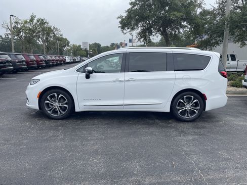 New 2026 Chrysler Pacifica Pinnacle image 4