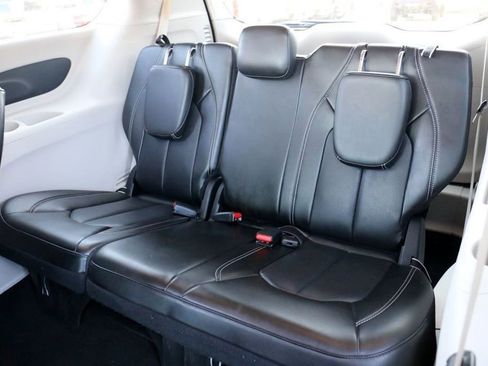 Used 2023 Chrysler Pacifica Touring-L FWD image 20