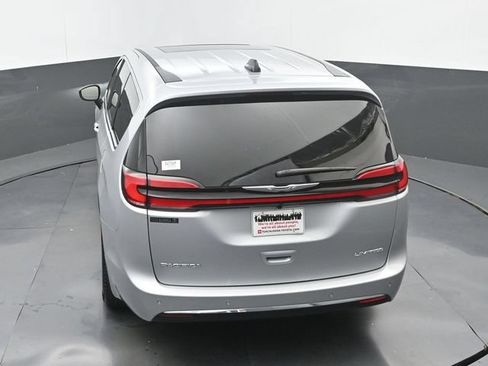 Used 2026 Chrysler Pacifica Limited FWD image 30