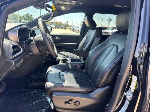 Used 2025 Chrysler Pacifica Select FWD image 4