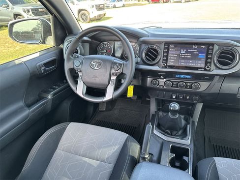 Used 2022 Toyota Tacoma TRD Off-Road image 15