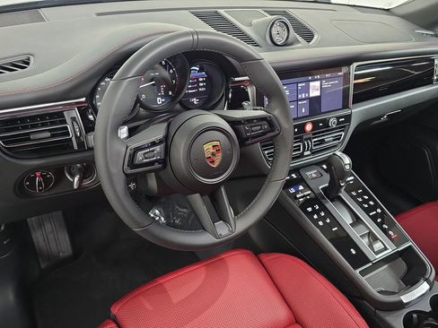 Certified 2025 Porsche Macan AWD/4WD image 4