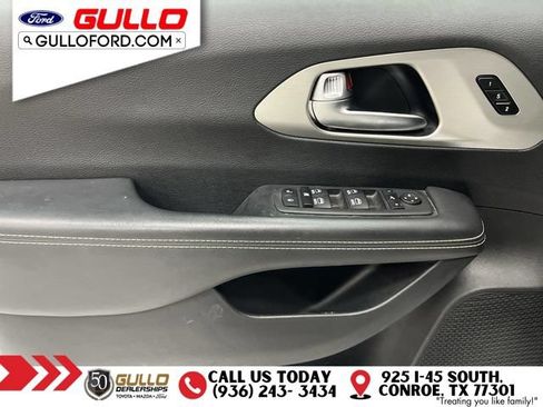 Used 2024 Chrysler Pacifica Limited w/ S Appearance Package FWD image 19