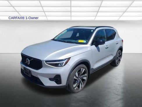 Used 2023 Volvo XC40 B5 Plus w/ Driver Assist Package AWD/4WD image 1