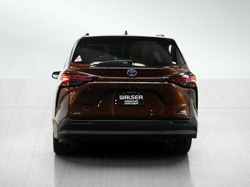 Used 2021 Toyota Sienna XLE w/ XLE Plus Package AWD/4WD image 4