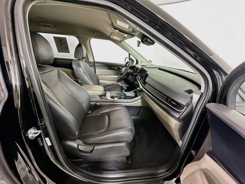 Used 2025 Kia Carnival FWD image 31