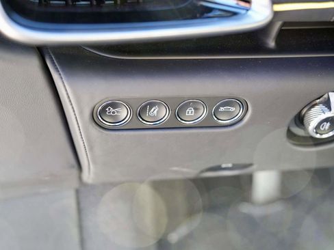 Used 2023 McLaren Artura image 12