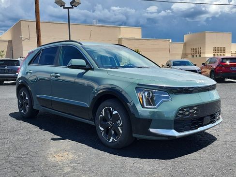 Used 2023 Kia Niro Wind w/ Wind Preserve Package FWD image 3