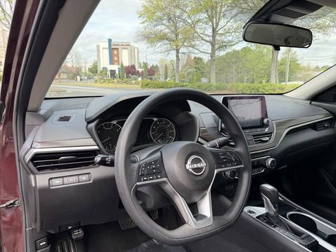 Used 2024 Nissan Altima 2.5 SV FWD image 13