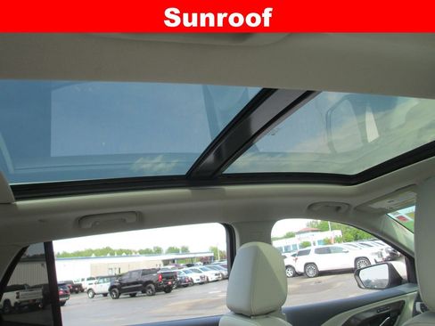 Used 2024 GMC Terrain Denali w/ Denali Premium Package AWD/4WD image 17