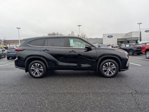 Used 2024 Toyota Highlander XLE image 2