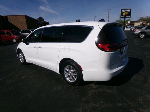 Used 2023 Chrysler Pacifica Touring FWD image 8