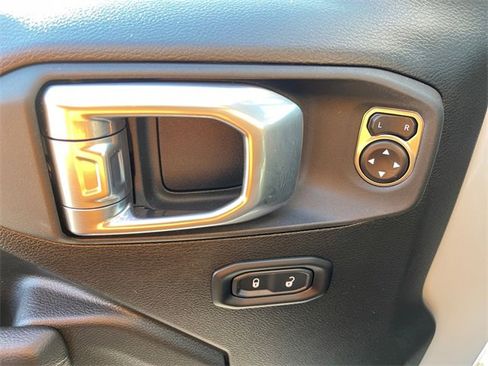 Used 2024 Jeep Wrangler Unlimited image 29