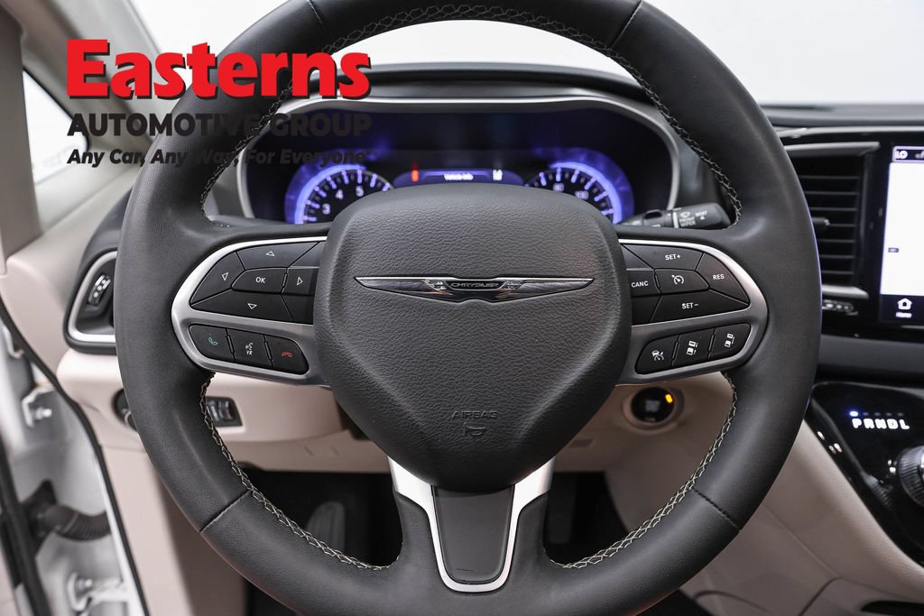 Used 2023 Chrysler Pacifica Touring-L FWD image 11
