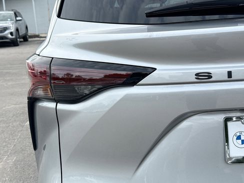 Used 2025 Toyota Sienna XLE FWD image 10