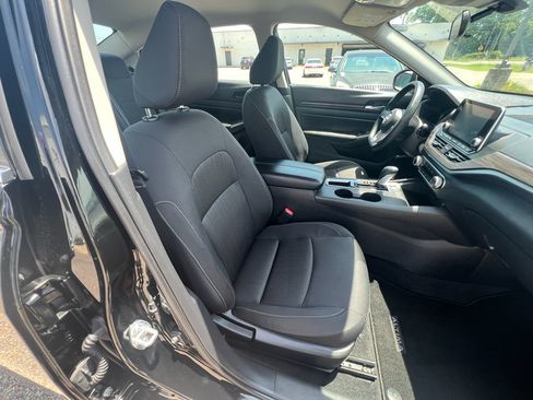 Used 2025 Nissan Altima 2.5 SV FWD image 15