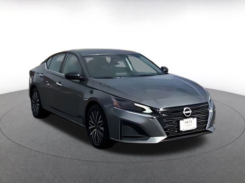 Used 2025 Nissan Altima 2.5 SV image 12