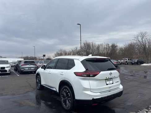 Used 2024 Nissan Rogue Platinum image 3