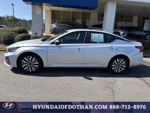 Used 2025 Nissan Altima 2.5 SV image 2