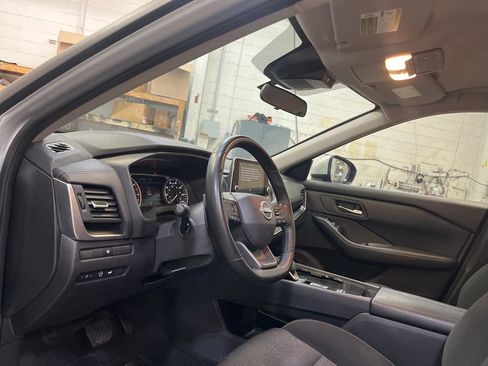 Used 2025 Nissan Rogue SV FWD image 33