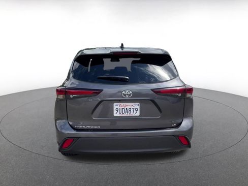 Used 2025 Toyota Highlander LE FWD image 11