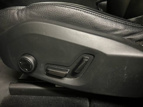 Used 2018 Volvo XC60 T6 Momentum w/ Convenience Package image 11