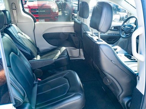 Used 2024 Chrysler Pacifica Touring-L FWD image 39
