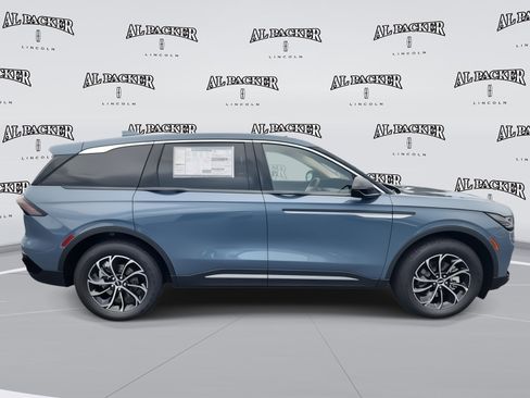 New 2025 Lincoln Nautilus Premier image 6