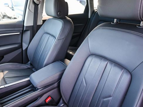 Used 2024 Audi Q8 e-tron Premium Plus w/ Premium Plus Package image 27