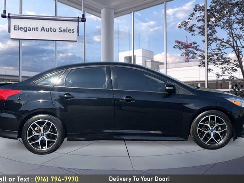 Used 2016 Ford Focus SE w/ SE Sport Package FWD image 4