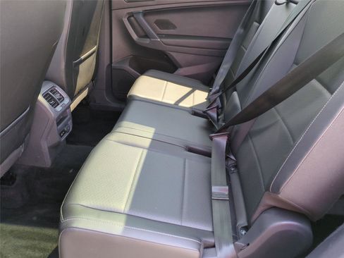 Used 2018 Volkswagen Tiguan SE w/ Panoramic Sunroof Package AWD/4WD image 16
