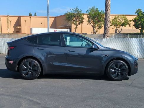 Used 2025 Tesla Model Y Long Range RWD image 2