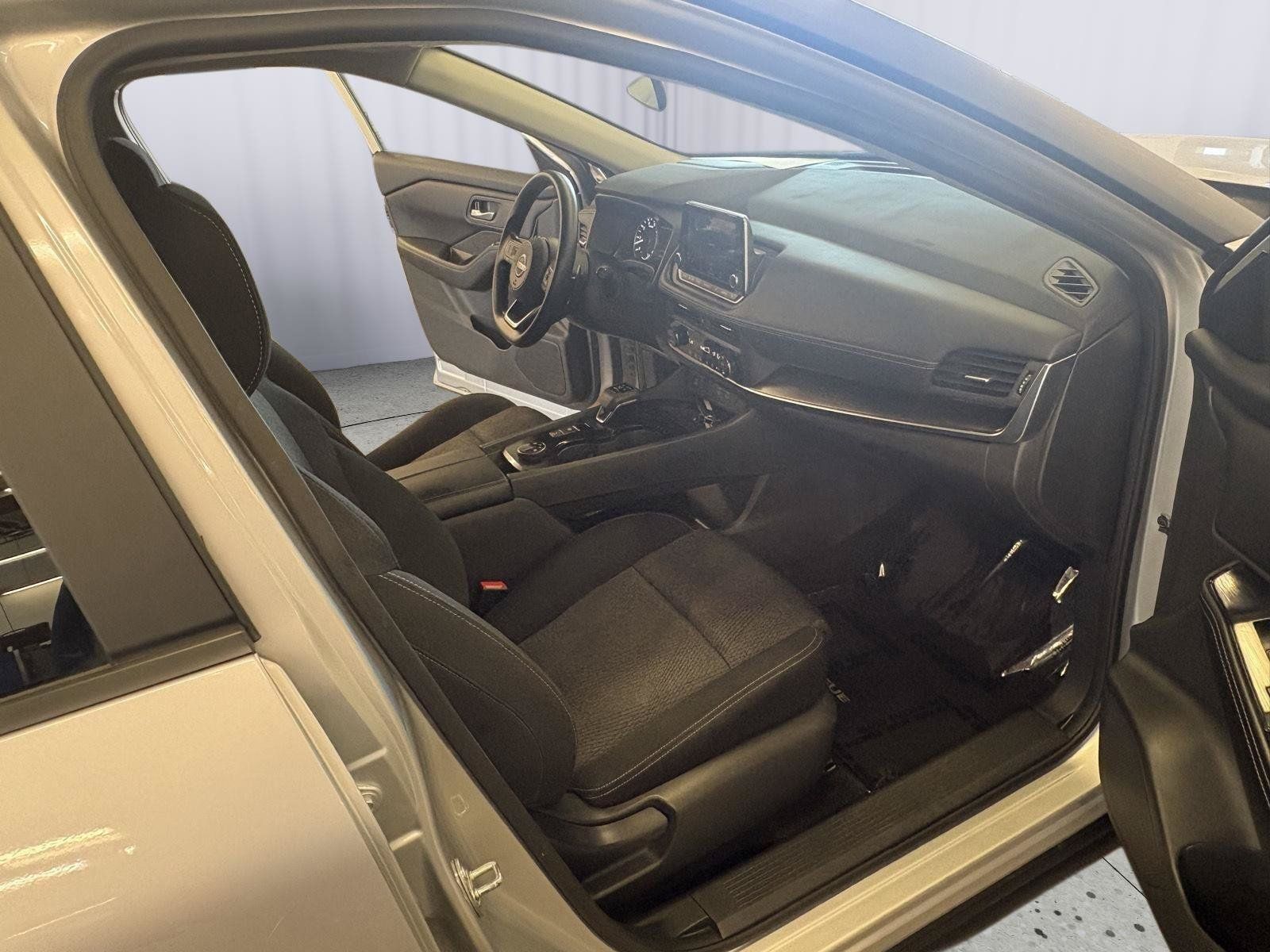 Used 2024 Nissan Rogue SV AWD/4WD image 16