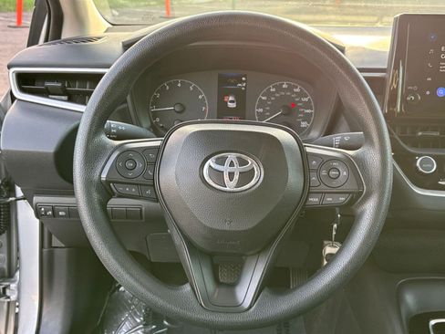 Used 2025 Toyota Corolla LE image 27